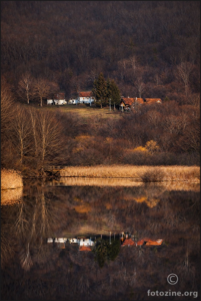 Selo iznad jezera i odraz