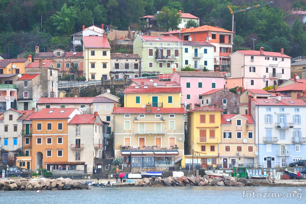 Pod Učkun kućice bele, miće