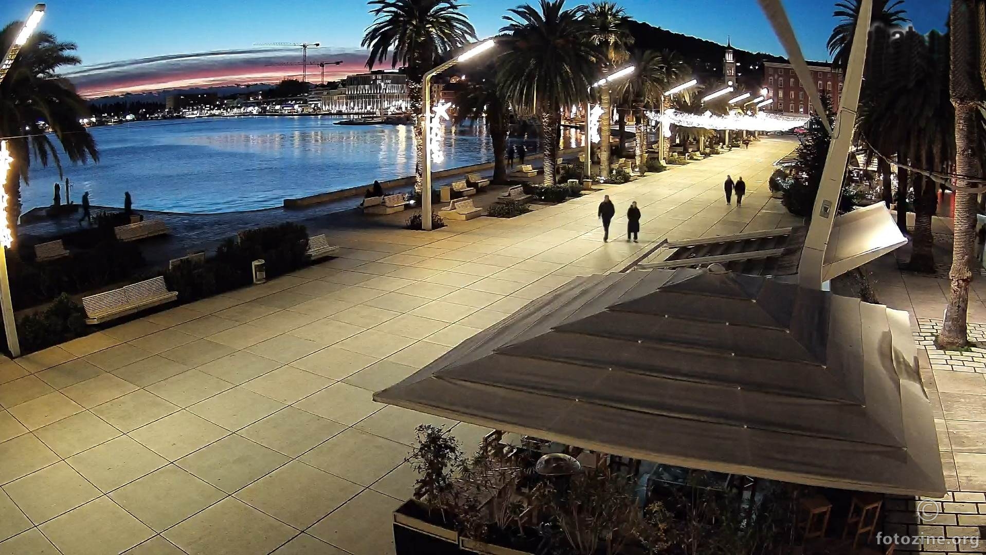 nisam tamo... ali sam /ipak/ svaki dan /krajiučkom oka/ tamo 